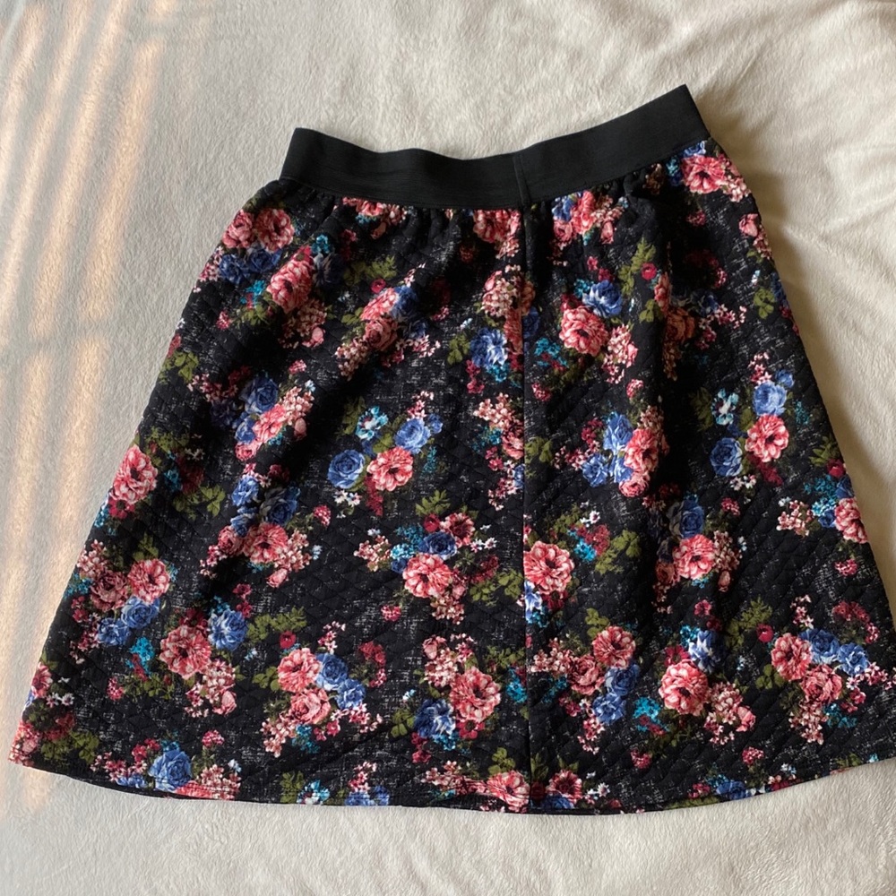 Never worn- retro floral quilted skirt